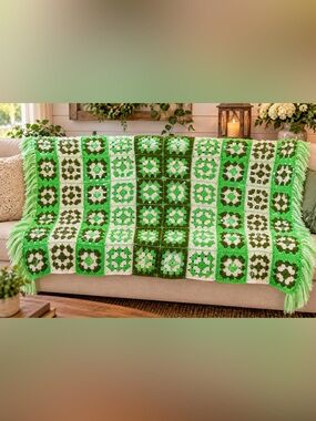 Vintage Granny Square Crochet Throw Blanket – Green & Cream Fringe 30.5” x 64”
